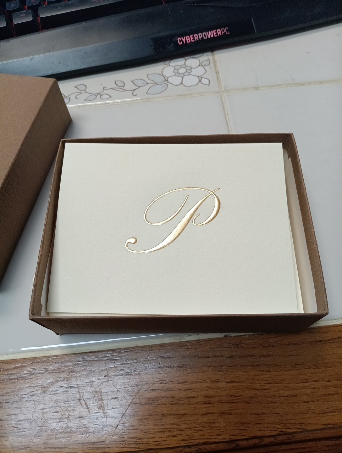 17 – LETTER “P” GOLD EMBOSSED MONOGRAMED BLANK NOTE CARDS – NEW